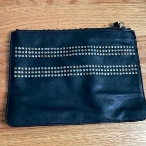 Gap studded clutch